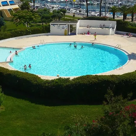 2 Pièces Climatisé Avec Piscine, Parking Et Animaux Admis à Port Camargue - Fr-1-731-66 * Le Grau-du-Roi
